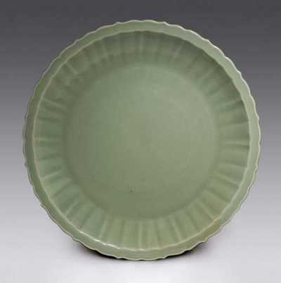 EARLY MING DYNASTY， 15TH CENTURY A VERY LARGE AND RARE LONGQUAN CELADON BRACKET-LOBE RIMMED DISH